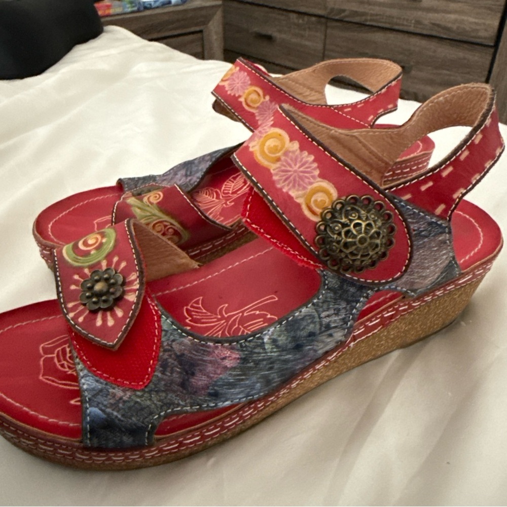 NEW!!! L’Artiste Red and Blue Sandals with Ornate Detailing size 39 or 8 - Picture 4 of 7